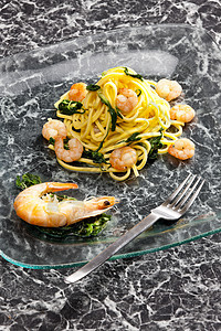面碗里有虾和菠菜海鲜美食营养盘子静物蔬菜食物面条图片