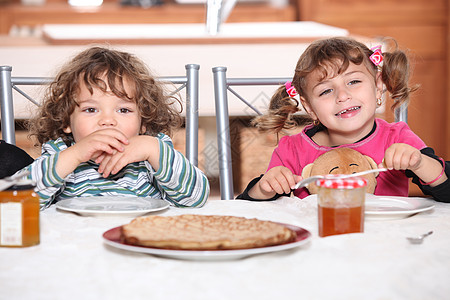 早餐时两个孩子的肖像图片