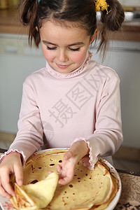 准备煎饼的小女孩图片