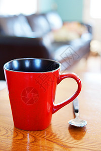 家居装饰中的红咖啡杯图片