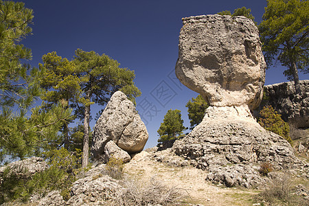 西班牙根卡的Limestone岩礁石灰石树木昆卡绿色沉积侵蚀岩石地标蓝色风景图片