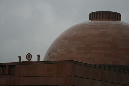 白马庙附近的印地安神庙圆顶花园车轮屋顶金子白色旅行胸部宗教装饰品图片