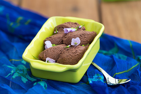 巧克力穆斯紫色作品桌子组织水平勺子木头甜点花朵可可图片