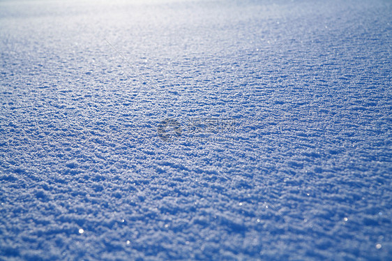 雪地表面太阳白色水晶时间天空冬景蓝色季节性降雪冰柱图片