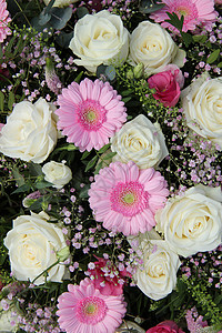 成婚安排中的粉红热蓝花和白玫瑰婚礼花朵花店婚姻玫瑰白色花束绿色中心团体图片