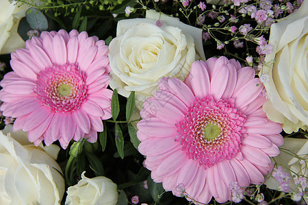 成婚安排中的粉红热蓝花和白玫瑰婚姻花束桌子绿色白色花店团体新娘婚礼植物群图片