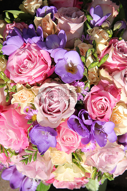 粉色和紫色婚礼花束绿色装饰品玫瑰植物学植物花店花朵中心作品花瓣图片