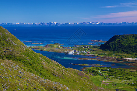 挪威海岸海洋山峰海岸线牧场风景全景晴天岛屿蓝色草地图片