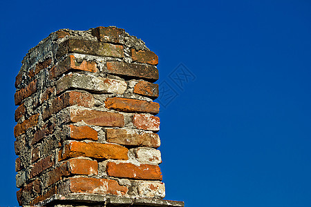 旧砖烟囱和蓝天图片