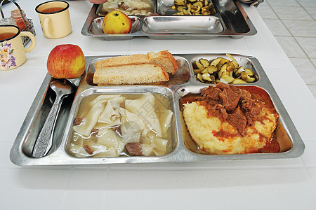 食物的托盘沙拉均衡午餐面包谷物马铃薯蔬菜小吃白色金属图片
