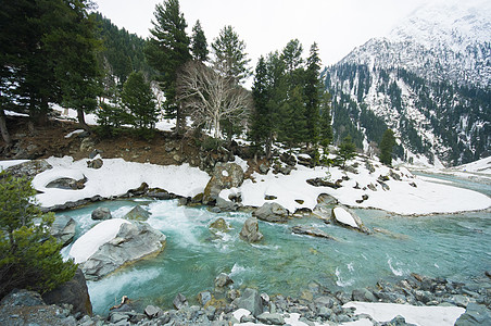 前往喀什米尔索诺马山谷的风景胜地滑雪游客旅行图片