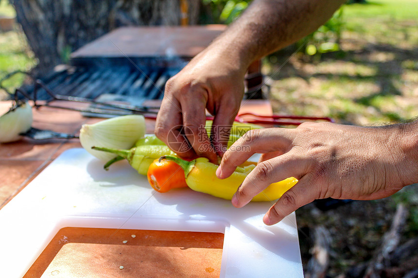 煮辣椒和洋葱厨房炙烤手工胡椒橙色绿色黄色烹饪市场午餐图片