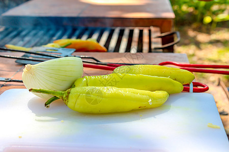 辣椒和洋葱胡椒绿色黄色午餐蔬菜烹饪手工美食橙色炙烤图片