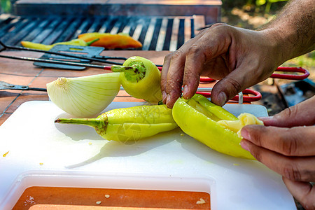 辣椒和洋葱午餐绿色炙烤黄色美食蔬菜胡椒厨房橙色手工图片