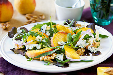 配蓝奶酪和火箭沙拉的桃子核桃水果午餐食物绿色树叶美食橙子饮食营养图片