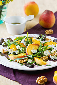 配蓝奶酪和火箭沙拉的桃子午餐美食美味水果营养蔬菜橙子饮食绿色食物图片