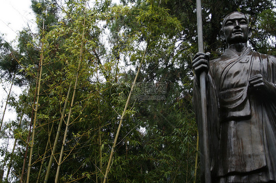 在竹林中的雕像 在寺庙的竹林中图片