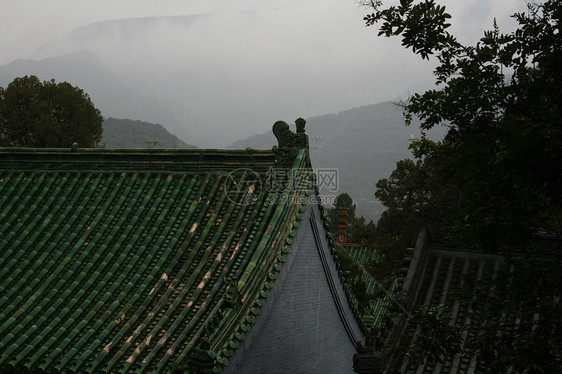 在少林风景的屋顶上观望图片