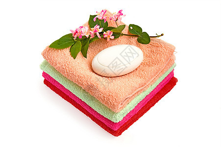 一堆毛巾和肥皂特里粉色枝条卫生叶子织物日光白色折叠洗衣店图片