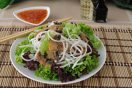 大米面和生菜叶面包屑中的蘑菇盘子餐巾厨房嗜好平衡餐厅倾角饮食沙拉米粉图片
