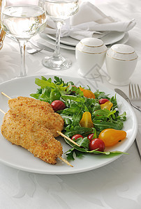 鸡肉和西红柿加黄瓜和番茄菜肴蔬菜餐厅产品风格面包屑肥胖桌布平衡维生素图片