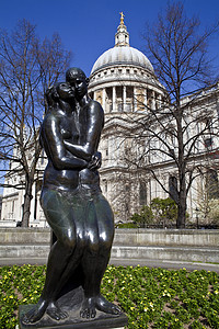 伦敦的年轻情人雕塑和圣保罗大教堂旅行宗教历史观光建筑学旅游地标英语圆顶大教堂图片