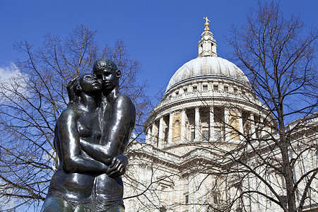 伦敦的年轻情人雕塑和圣保罗大教堂旅行纪念碑雕像大教堂教会历史性地标崇拜宗教英语图片
