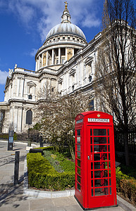 伦敦圣保罗大教堂和红色电话盒历史建筑学旅游英语电话亭城市景点宗教地标历史性图片