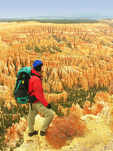 休息在感应点的背包装机巨石旅行峡谷地标地质学岩石高原编队侵蚀背包图片