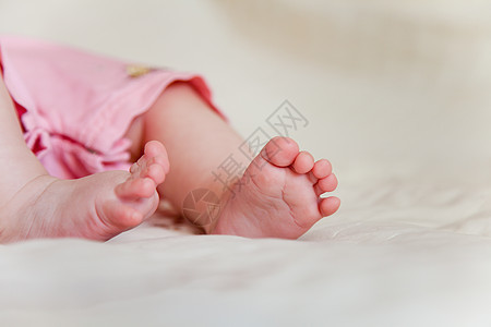 婴儿脚生活手指身体孩子新生女孩投标女士说谎医生图片