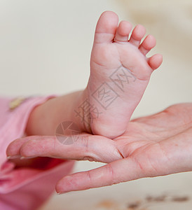 母亲的手和婴儿脚说谎保健女儿父母手指身体投标医生家庭童年图片