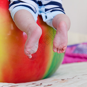 婴儿脚在球上拇指母亲投标棕榈按摩女孩父母女士童年皮肤图片