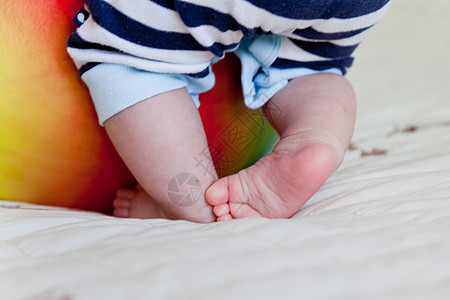 婴儿脚在球上新生投标棕榈手指保健女孩脚趾皮肤母亲生活图片