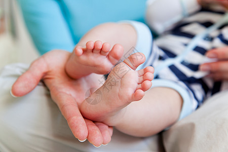 母亲的手和婴儿脚父母女儿童年皮肤按摩卫生女士投标孩子脚趾图片