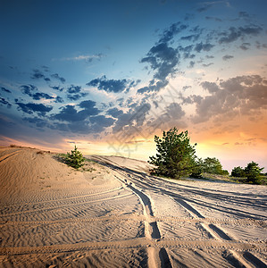 沙漠中的乡村公路口渴日落土地天空痕迹荒野蓝色戏剧性沙丘阳光图片
