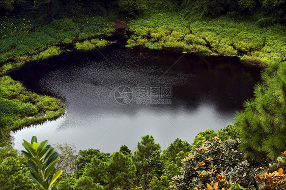 湖边树木和山丘指甲村庄衬套木头蓝色栅栏假期天空旅行绝缘图片