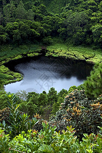 湖湖山植树村庄衬套土地爬坡植物蓝色天空树篱城市假期背景图片