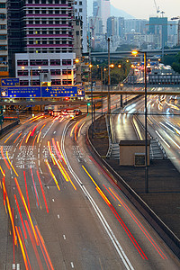 日落时的繁忙交通时钟建筑街道汽车市中心城市旅行公共汽车商业高楼运输图片