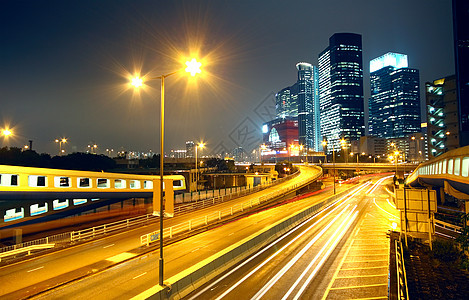 夜间和通过城市交通的都市风景环境生活曲线路灯赛车建筑运输过境街道市中心车辆图片