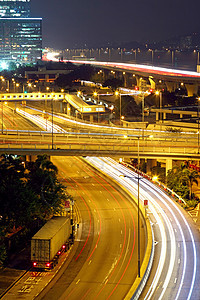 夜间和通过城市交通的都市风景环境街道车道运动运输市中心立交桥场景建筑速度路灯图片