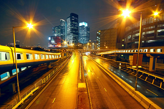 现代城市的夜间曲线辉光立交桥速度运输街道路灯市中心运动场景图片