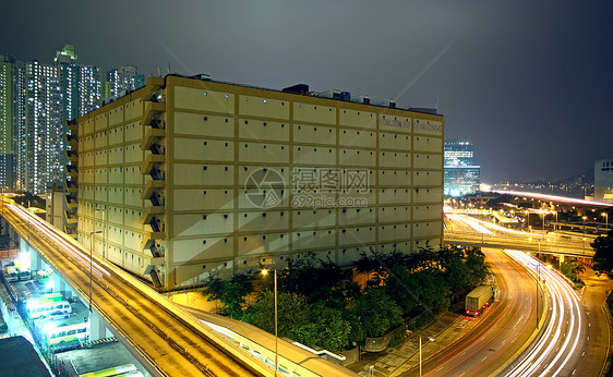 现代城市的夜间速度驾驶交通运动赛车街道场景景观车道路灯图片