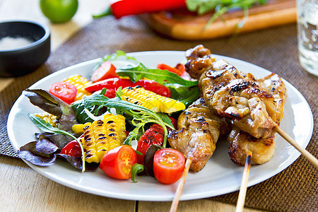 配沙拉的鸡肉罐头辣椒红色烧烤蔬菜火箭营养食物美食洋葱美味图片