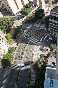 街交叉路口交通人行道汽车大街沥青旅游行人旅行车道建筑学图片