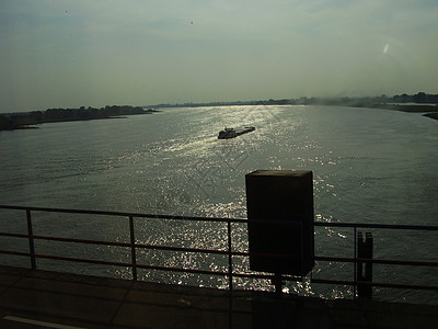 莱茵河驳船背景图片