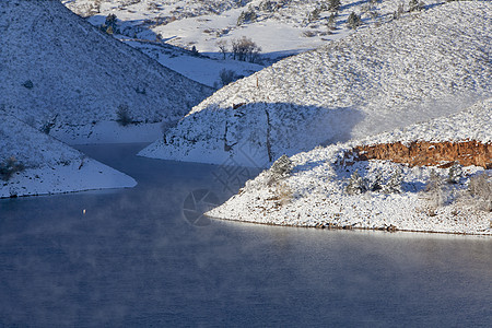 冬季山区湖阴霾砂岩峡谷悬崖爬坡山麓图片