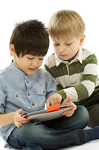 2名男孩携带数字平板电脑图片