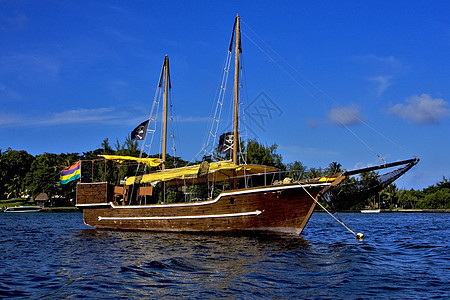 毛里休斯岛海盗船只和海岸线蓝色支撑假期天空海洋衬套浅蓝色航行木头泡沫图片