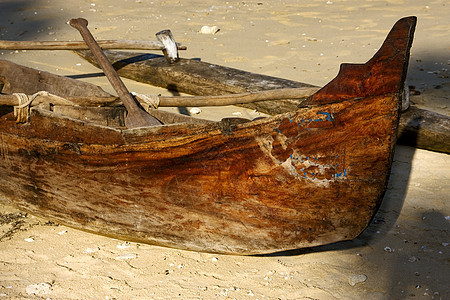 鼻子划桨和海岸线指甲石头海洋海滩游艇岩石支撑黄色木头白色图片