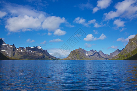 挪威的西锡峡湾大豆峡湾全景海岸线海岸晴天海洋风景山峰山脉图片